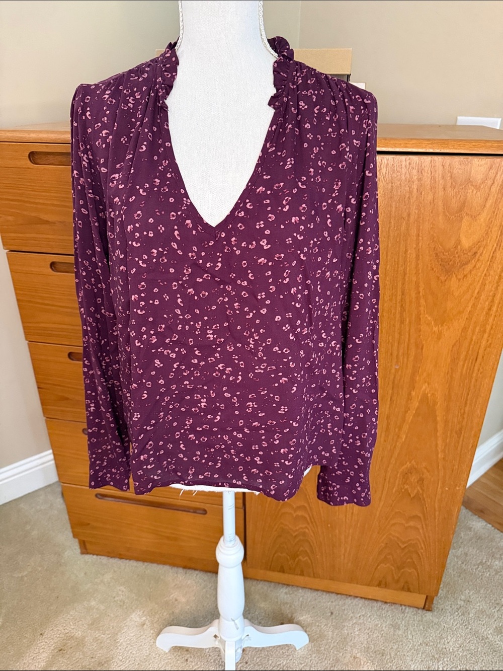 Cloth & Stone pullover plum print v neck top ruffled collar, size M
